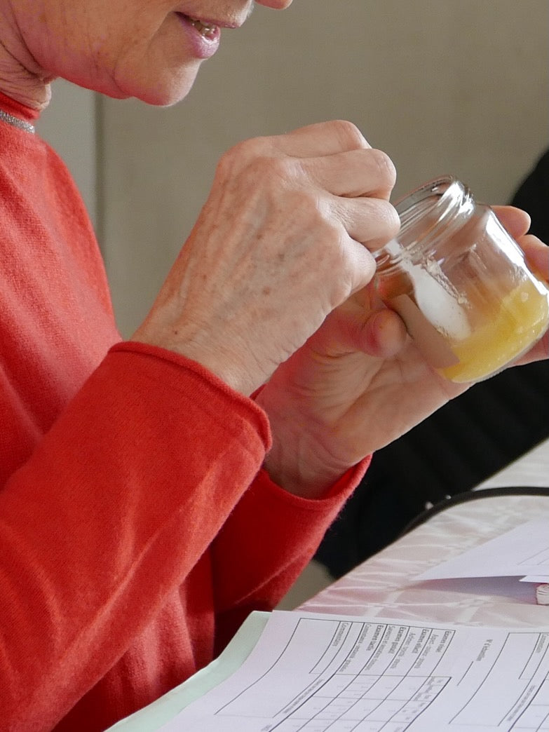 Dégustation de miel français pour apprendre à choisir un miel selon son goût