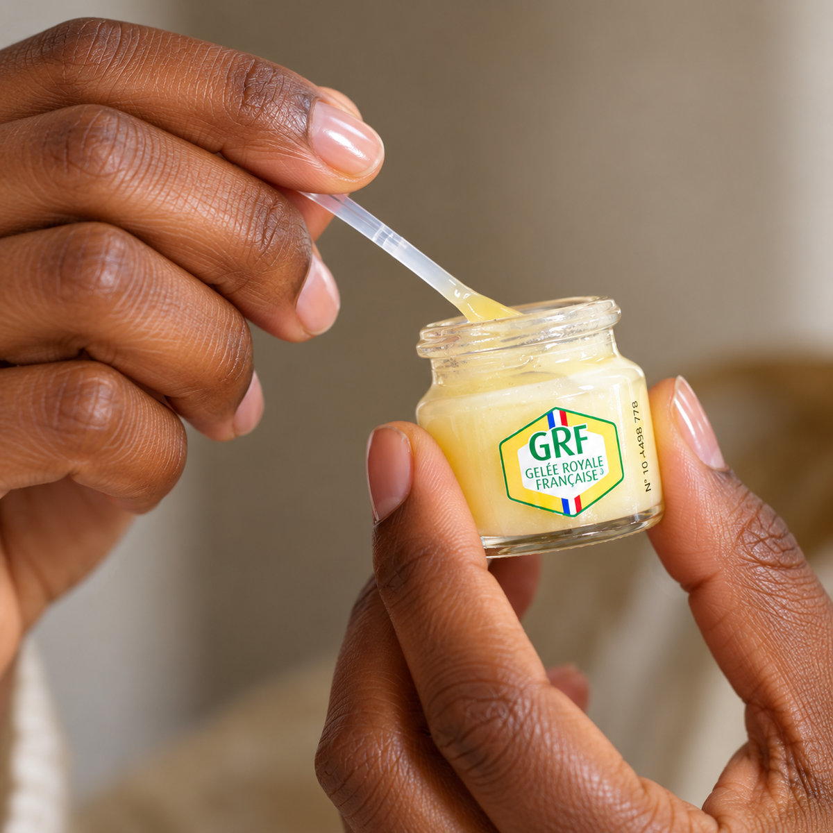 Dégustation de gelée royale française GRF : prélèvement à la cuillère dans un pot de 10 g