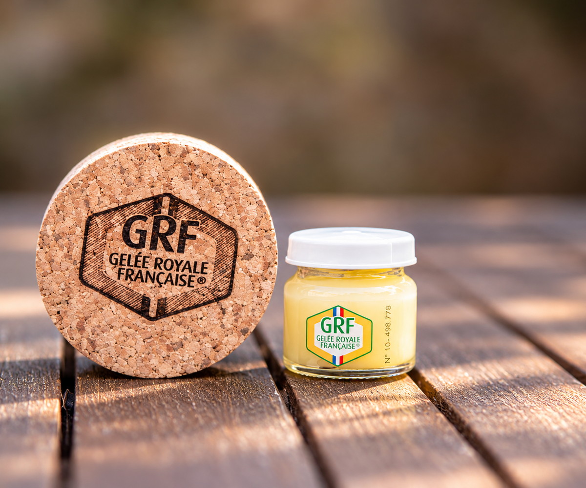 Pot de 10 g de gelée royale française GRF accompagné de son emballage en liège naturel